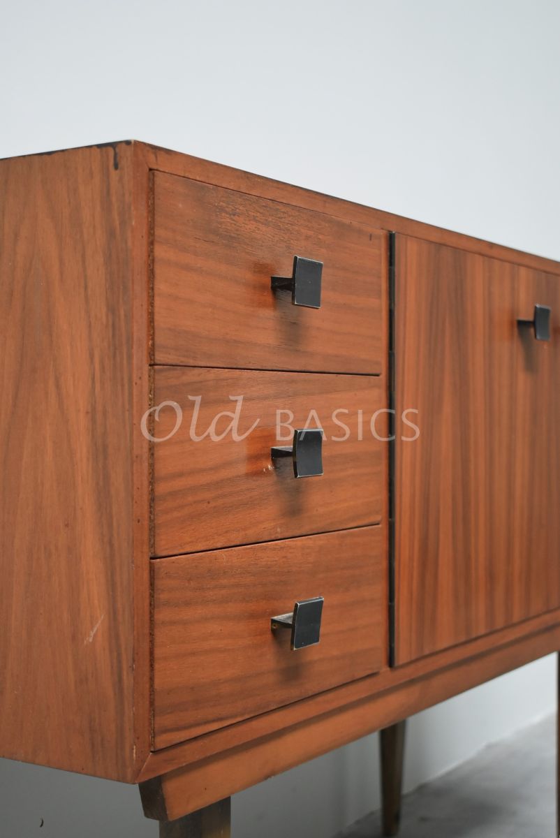 Detail van Vintage dressoir, bruin, materiaal hout